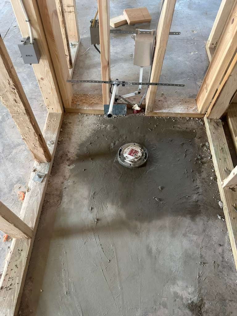 Instalación de drenaje en piso de concreto