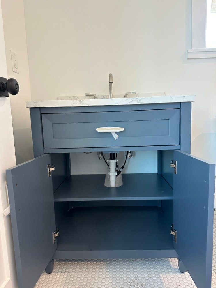 Instalación de grifería y mueble azul